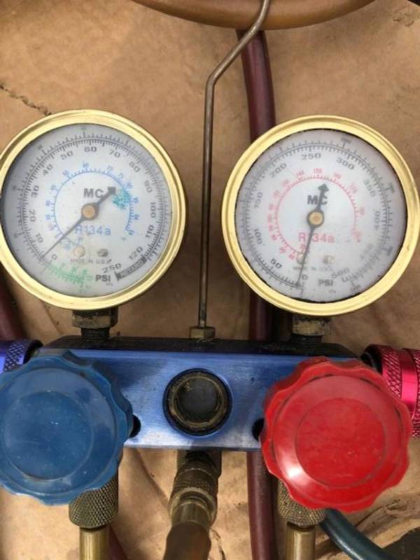 lot 939 image: CAN OF R-134a Freon,   Freon tester and freon gauges