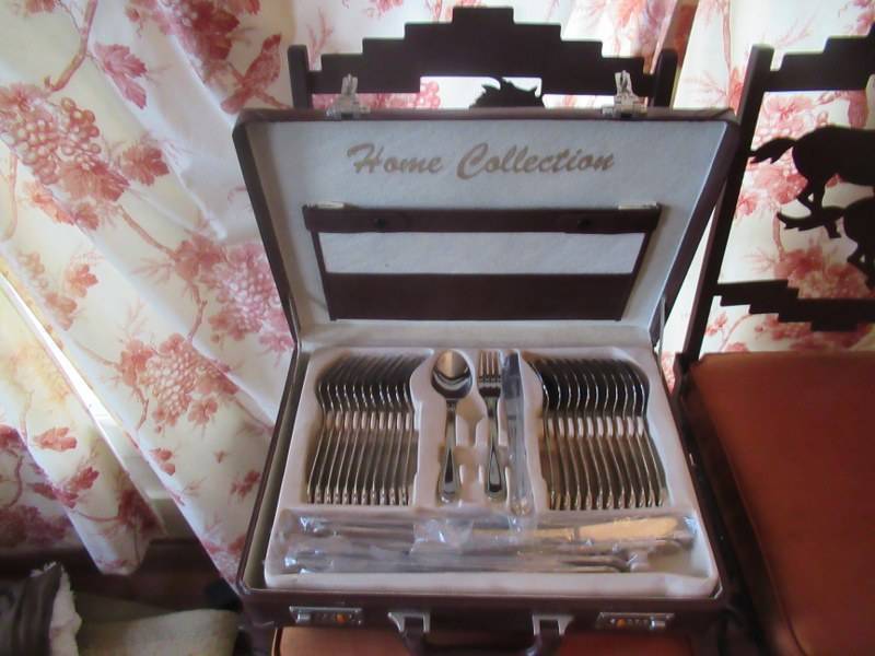 lot 16 image: SOLINGEN 18-8 STAINLESS STEEL HOME COLLECTION FLATWARE SET IN ORIGINAL LOCKING CASE