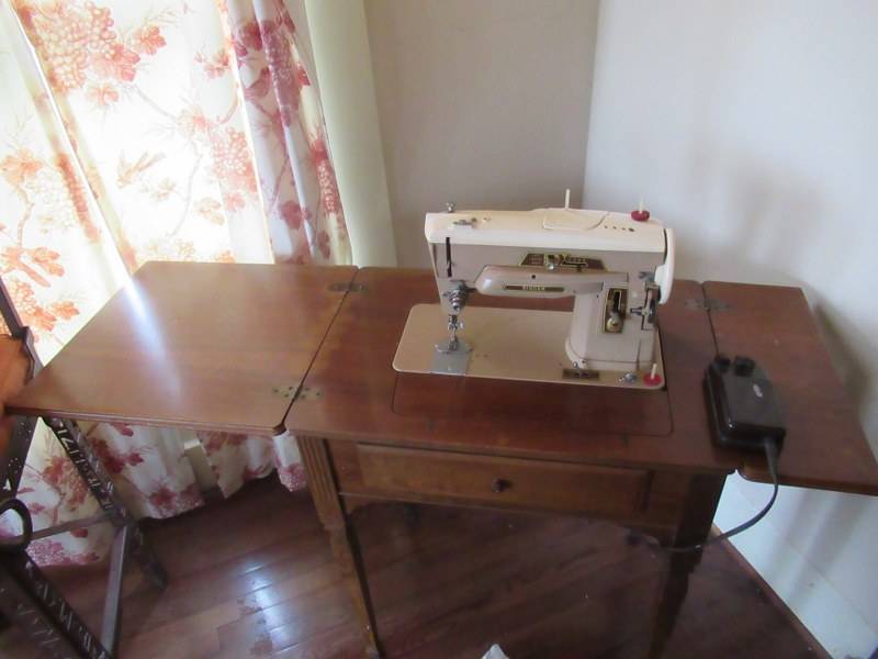 lot 18 image: VINTAGE SINGER ELECTRIC SEWING MACHINE IN CABINET WITH FOOT CONTROL WORKS GREAT