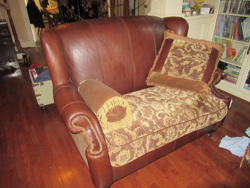 lot 23 image: HAVERTYS LEATHER LOVE SEAT WITH CLOTH CUSHIONS PILLOWS AND MATCHING OTTOMAN