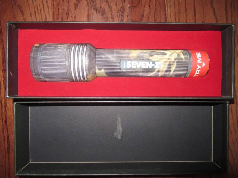 lot 27 image: NEBO SEVEN-Z 770 LUMEN FLASHLIGHT 2 LIGHTING MODES6X ZOOMOC TECHNOLOGYFLEX-POWER NEVER USED IN ORIGINAL BOX