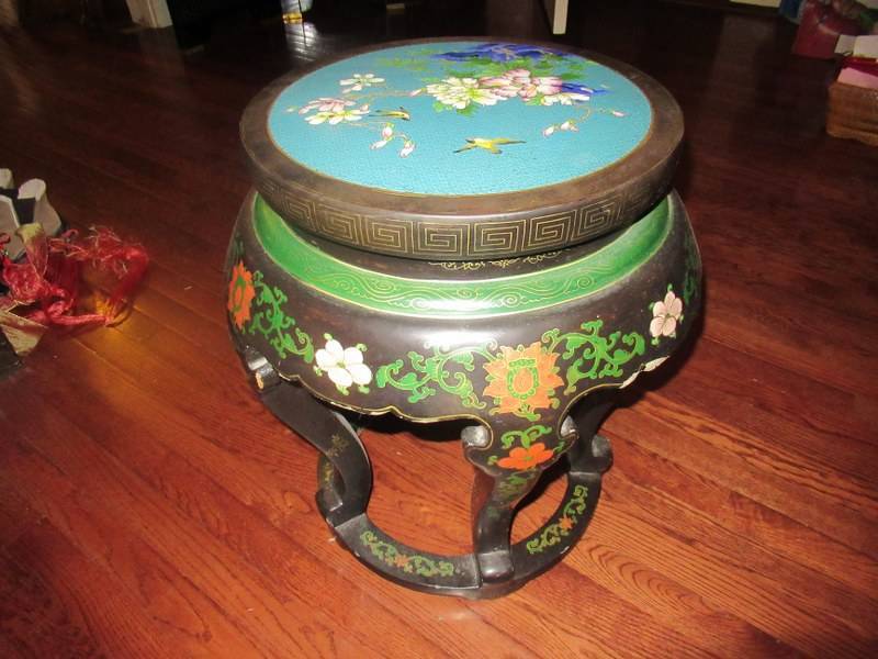 lot 32 image: HAND CARVED ORIENTAL THEMED WOMENS VANITYMAKEUP CHAIR MEASURES 21 12 TALL