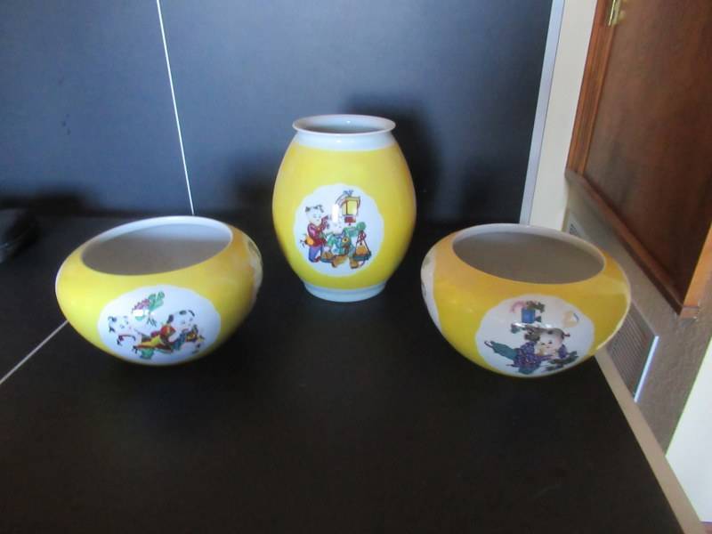 lot 42 image: CHINESE PORCELAIN VASE AND BOWL SET
