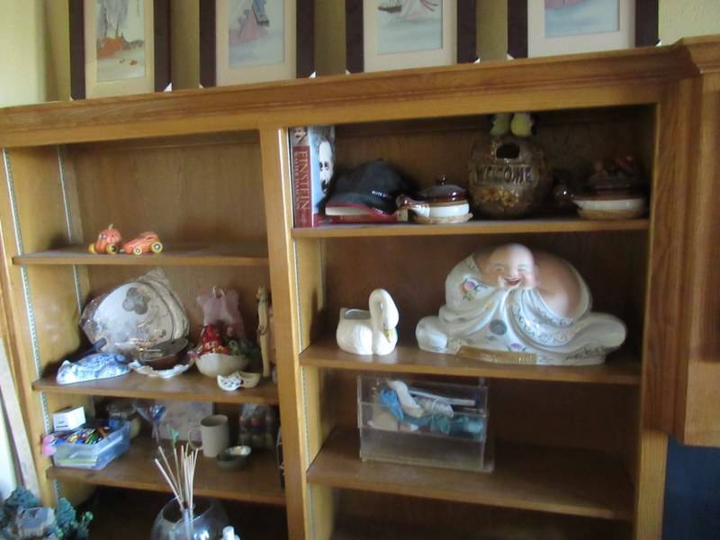 lot 44 image: CONTENTS OF SHELVING INCLUDING CERAMIC STATUES, EARTHENWARE AND MORE AS SHOWN