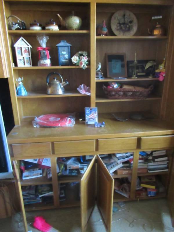 lot 45 image: CONTENTS OF SHELVING INCLUDING CERAMIC, EARTHENWARE, COPPER KETTLES, BOOKS, AND MORE AS SHOWN