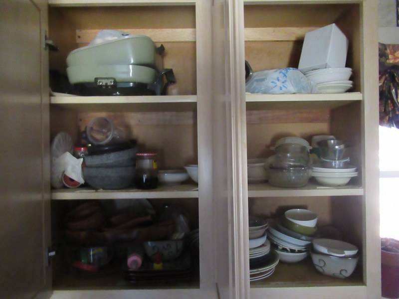 lot 57 image: CONTENTS OF KITCHEN SHELVING INCLUDING PLATES, BOWLS, HOT PLATE AND MORE AS SHOWN