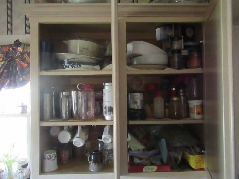 lot 58 image: CONTENTS OF SHELVING INCLUDING POTS, PANS, KITCHENWARE AND MORE