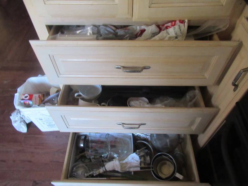 lot 59 image: CONTENTS OF KITCHEN SHELVING INCLUDING PERISHABLES AND MORE