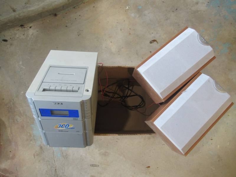 lot 68 image: RCA COMPACT AUDIO SYSTEM MODEL# RS2005 3CD CHANGER WITH SPEAKERS