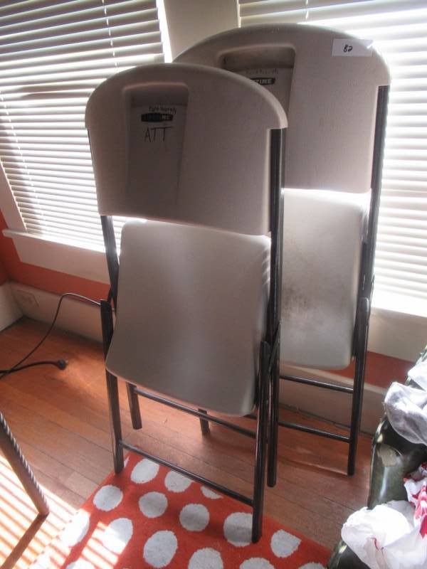 lot 82 image: 2 LIFETIME FOLDING PLASTIC CHAIRS AND 1 GREEN SITTING CHAIR