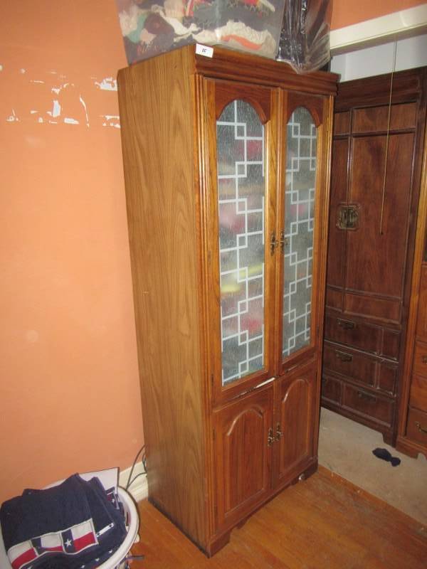 lot 85 image: BROYHILL ILLUMINATED CABINET 30 X 18 X 76