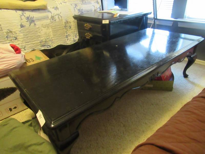 lot 91 image: BLACK COFEE TABLE MEASURES 55 X 23 X 16 MATCHES LOTS 92 AND 94