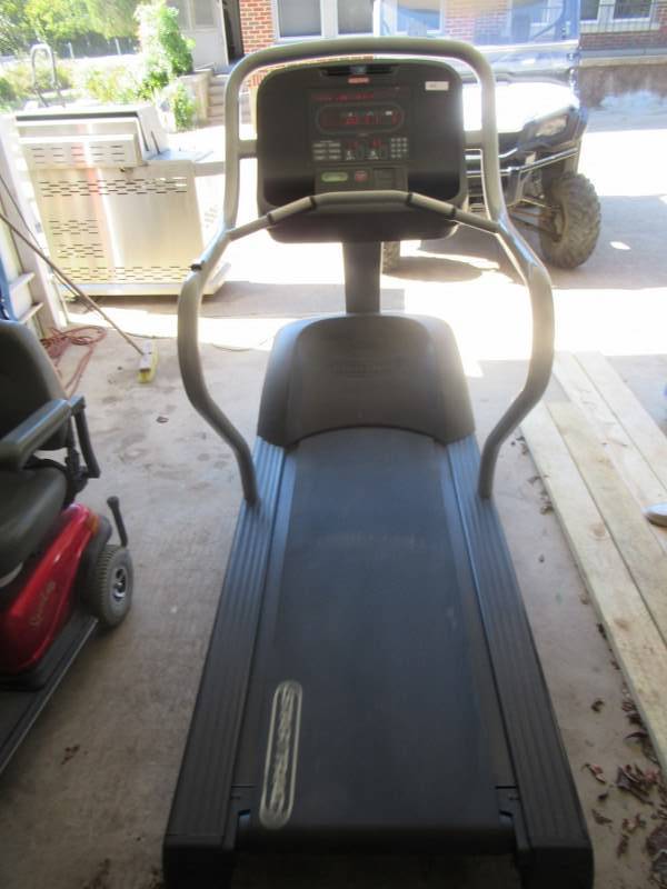 lot 103 image: STAR TRAC E-TR TREADMILL WITH DIGITAL CONTROL PANEL AND BUILT IN FANS
