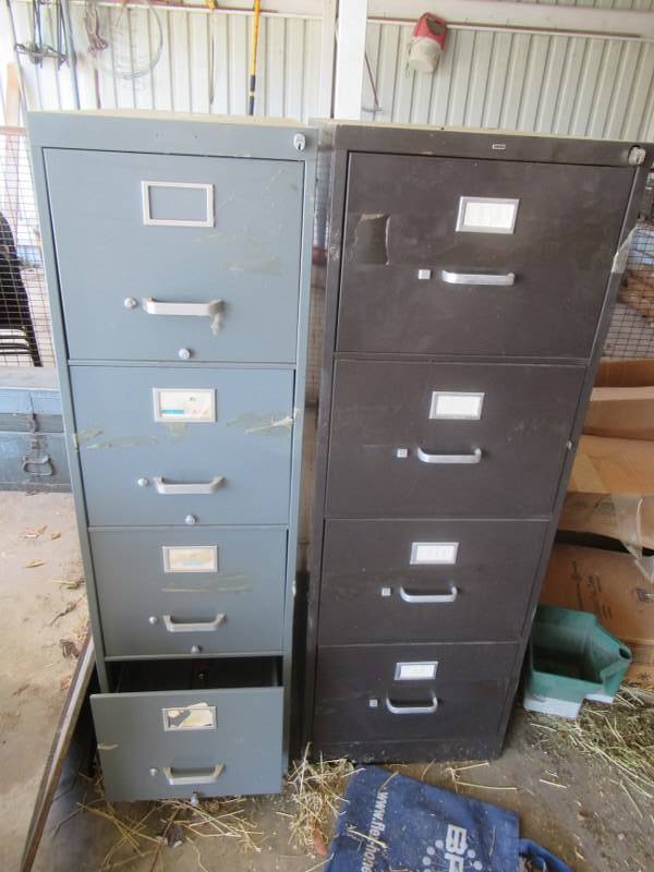 lot 104 image: 1 HON 4 DRAWER METAL FILING CABINET, 1 4 DRAWER UNNAMED FILING CABINET AND 2 2 DRAWER METAL FILING CABINETS STACKED ON EACH OTHER