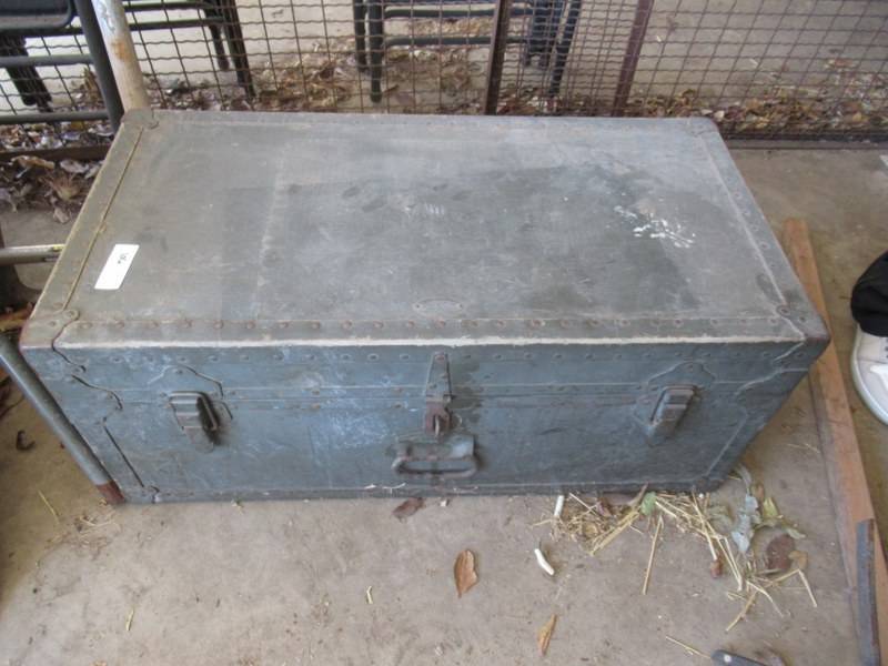 lot 106 image: 1949 DOEHLER MILITARY FOOT LOCKER TRUNK WITH INSERT IN GOOD CONDITION