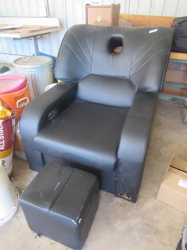 lot 110 image: ACUBEST MASSAGE CHAIR AND OTTOMAN