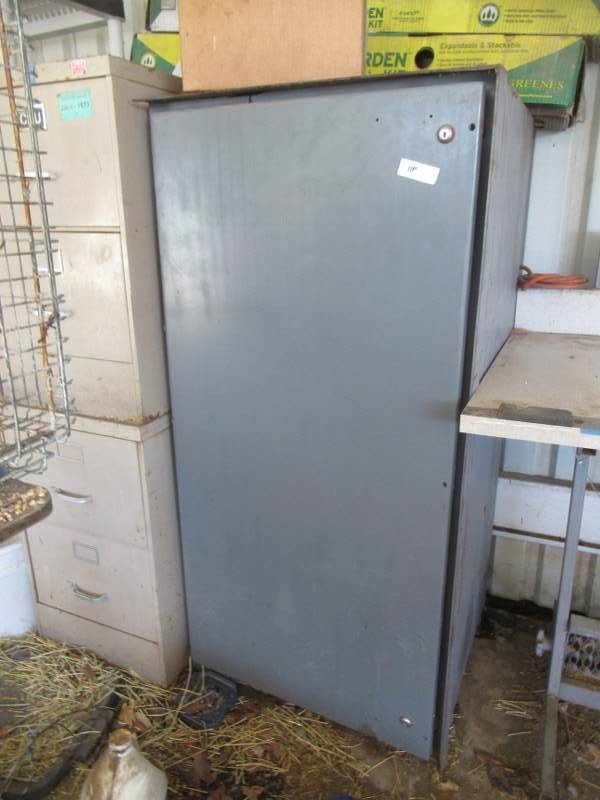 lot 118 image: STEEL LOCKING GUN SAFE 27 X 27 X 56