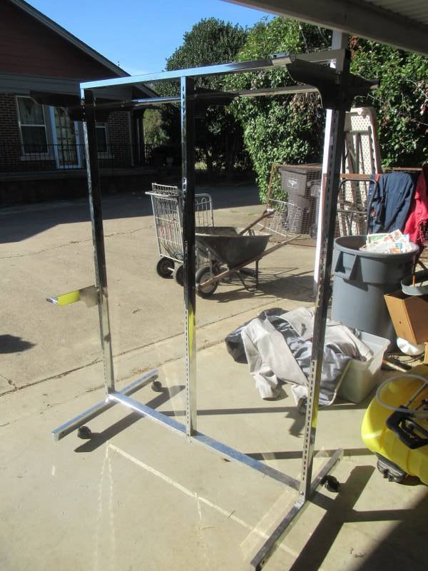lot 120 image: STAINLESS STEEL CLOTHING RACK ON CASTERS 48 X 30 X 68