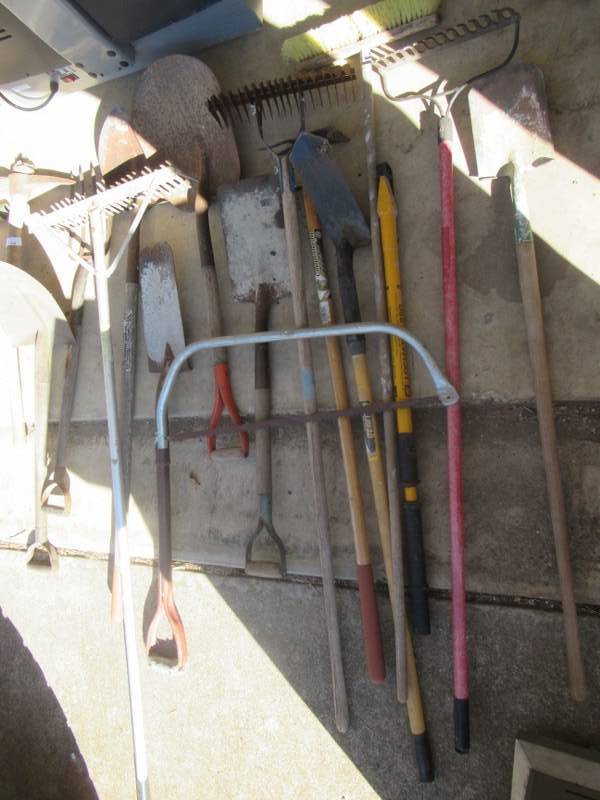 lot 126 image: LAWN AND GARDEN TOOLS INCLUDING SHOVELS, RAKES, SAW AND MORE