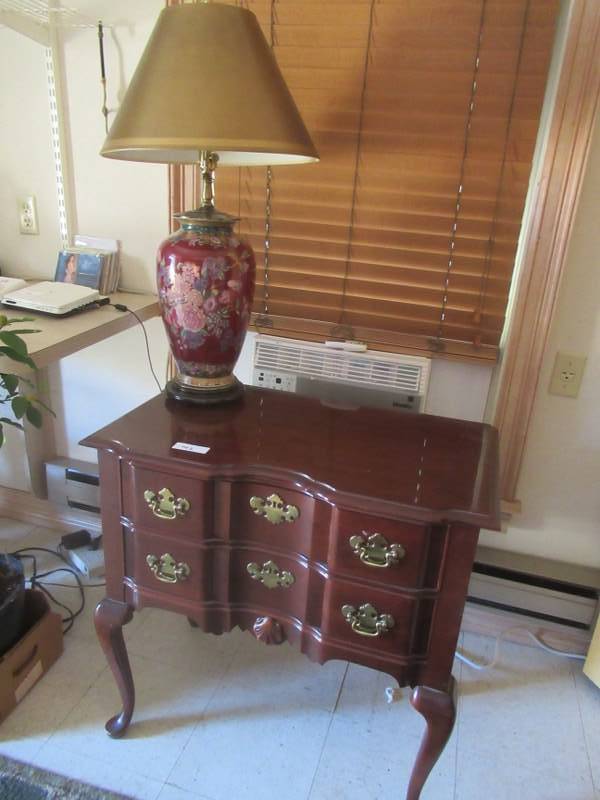 lot 142 image: ORNATE CHERRY DRESSERENTRY TABLE 5 DRAWERS MEASURES 30 X 18 X 30 IN GREAT CONDITION WITH ASIAN THEMED LAMP