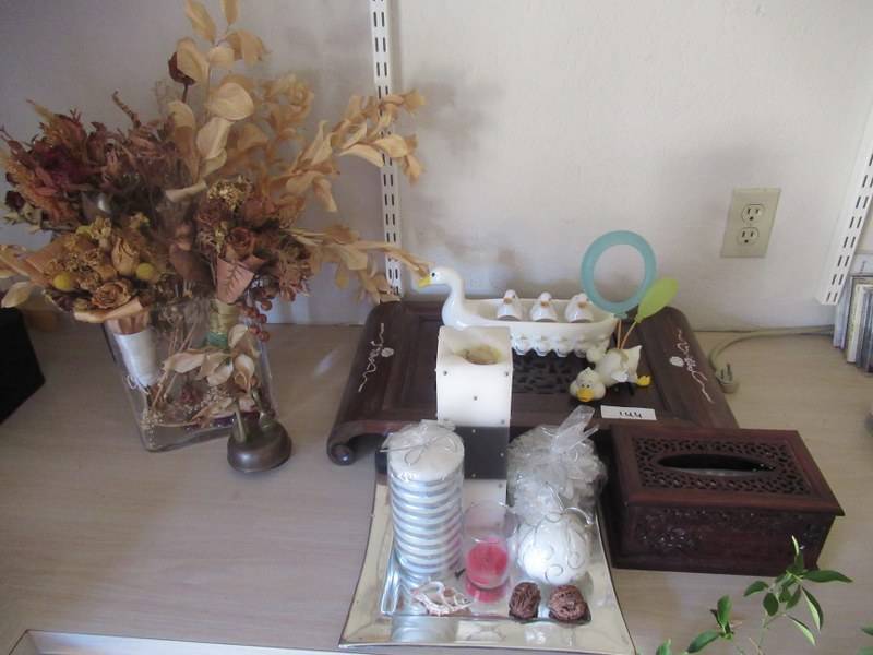 lot 144 image: HOUSEWARES INCLUDING WOOD TISSUE HOLDER, WOOD TRAY, GLASS VASE AND MORE