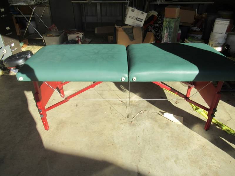 lot 147 image: FITMASTER PORTABLE MESSAGE TABLE WITH CASE