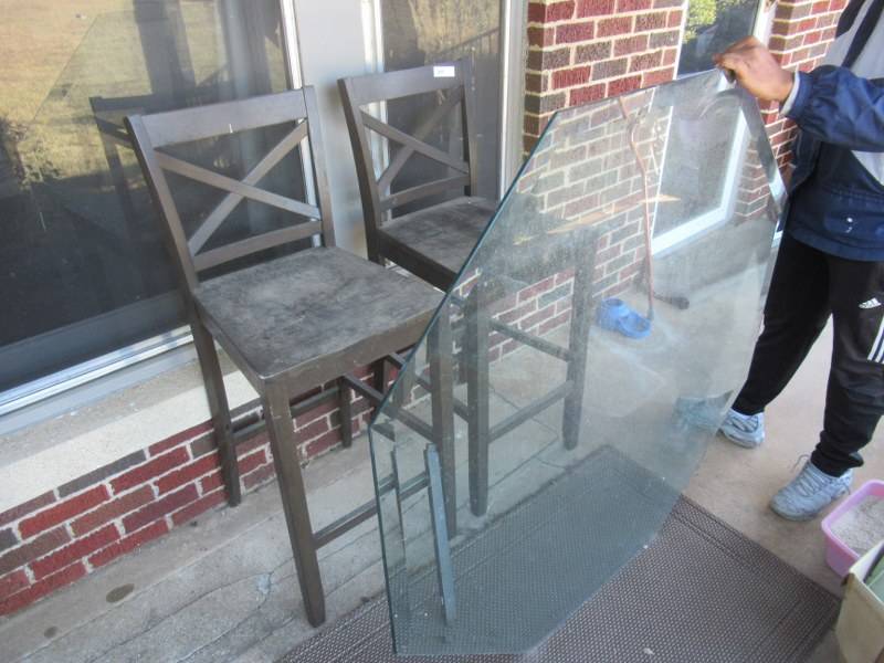 lot 149 image: 2 WOOD BAR STOOLS AND LARGE GLASS TABLE TOP NO BASE