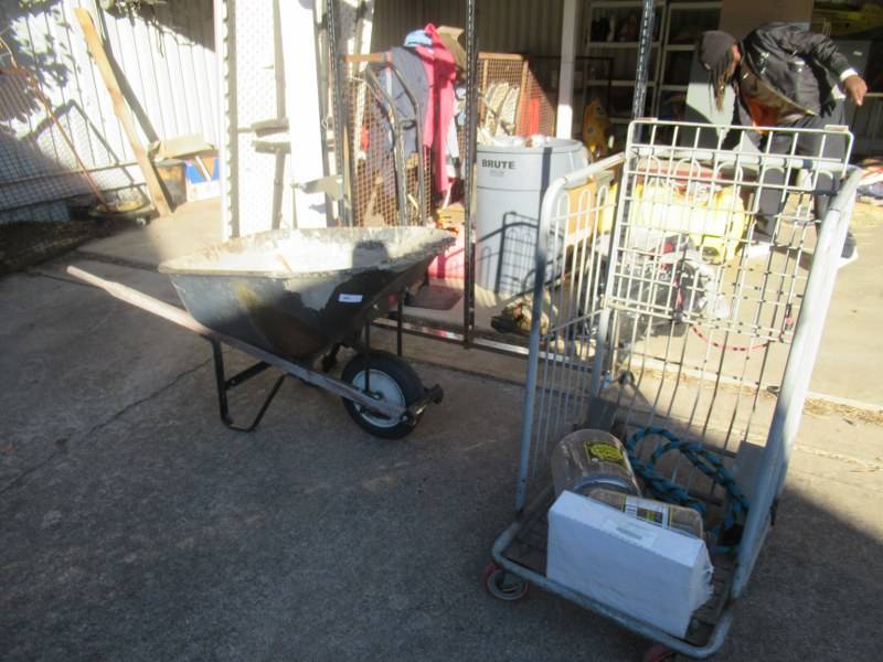 lot 150 image: TRUE TEMPER WHEELBARROW AND STURDY METAL CART ON CASTERS THAT THE TOP FOLDS UPDOWN 22 X 29 X 40