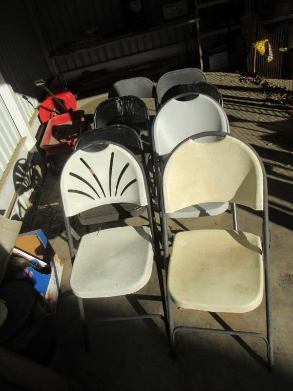 lot 152 image: 8 FOLDING CHAIRS 5 METAL AND 3 PLASTIC