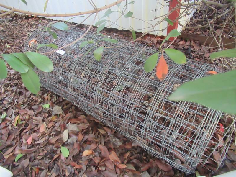 lot 157 image: METAL FENCE POSTS AND SMALL BUNDLE OF WIRE FENCE
