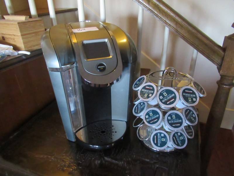 lot 164 image: KEURIG 2,0 SINGLE SERVE COFFEE MAKER AND COFFEE PODS RACK HOLDER WITH COFFEE