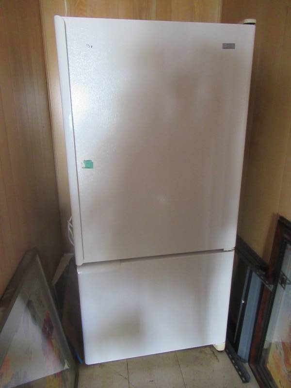 lot 138 image: MAYTAG REFRIGERATOR MODEL# PBB2253GEW WITH ICE MAKER CAPABILITY