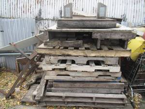 lot 19 image: WOOD PALLETS