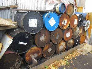 lot 20 image: 55 GALLON METAL DRUMS AND A FEW 5 GALLON BUCKETS OVER 15 DRUMS