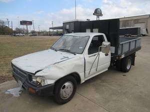 lot 26 image: 1992 TOYOTA WITH DUAL REAR AXLE AND SUPREME CORP. HEAVY DUTY WORK BED RECENT TORNADO VICTIM. STILL RUNS CASH ONLY ON THIS ITEM