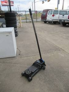 lot 43 image: MICHELIN  2 TON FLOOR JACK WORKS GREAT