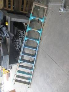 lot 52 image: WOOD 11FT LADDER