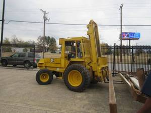 lot 24 image: JCB 930 ROUGH TERRAIN FORKLIFT. RUNS, DRIVES AND WORKS GREAT BILL OF SALE ONLY