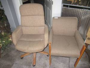 lot 70 image: HON SWIVEL OFFICE CHAIR AND MATCHING SITTING CHAIR BOTH IN LIGHT BROWN