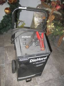 lot 71 image: DIEHARD 612 VOLT BATTERY CHARGER AND ENGINE STARTER FULLY AUTOMATIC. HAS SMALL DENT ON IT