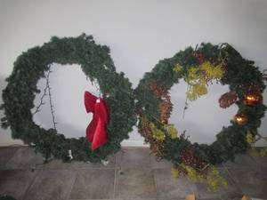 lot 75 image: CHRISTMAS WREATHS 54 ROUND VERY LARGE