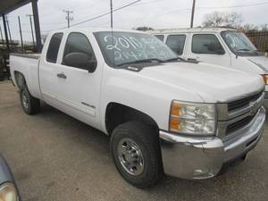 lot 80 image: 2010 CHEVROLET SILVERADO 2500HD, VORTEC V-8, MILEAGE 267,697, CLOTH INTERIOR, NICE TRUCK, COME AND SEE CASH ONLY SALE