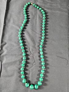 lot 17 image: Malachite Beaded Necklace