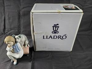 lot 23 image: Lladro 5706 We Cant Play Figurine
