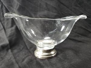 lot 28 image: Glass Serving Dish with Sterling Silver Base