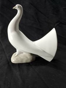 lot 30 image: NAO by Lladro Peacock