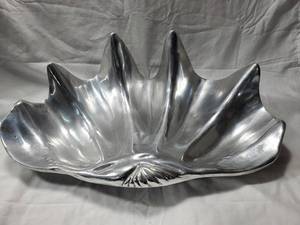 lot 35 image: Wilton Platter in Shell Form