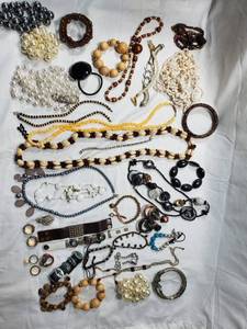 lot 41 image: Fashion Jewelry