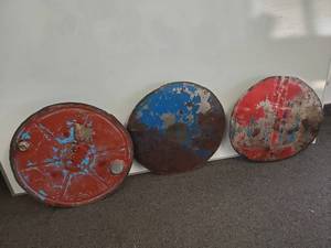 lot 85 image: Repurposed Metal Oil Can Lids Wall Decor