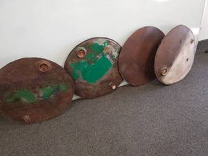 lot 84 image: Repurposed Metal Oil Can Lids Wall Decor